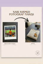 Sarı-Kırmızı Formalı Baba-Çocuk: El Ele