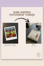 Sarı-Kırmızı Formalı Baba-Çocuk: Omuzda